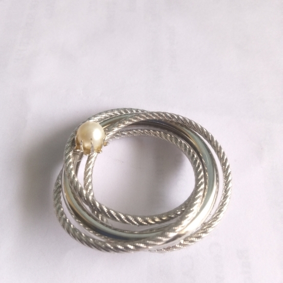 Vintage BROOCH Faux Pearl Interocking Circles Silver Tone 1980's Wreath Design - Picture 3 of 6